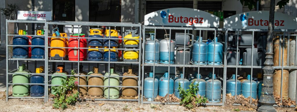 Bouteilles de gaz de tailles et producteurs différents.