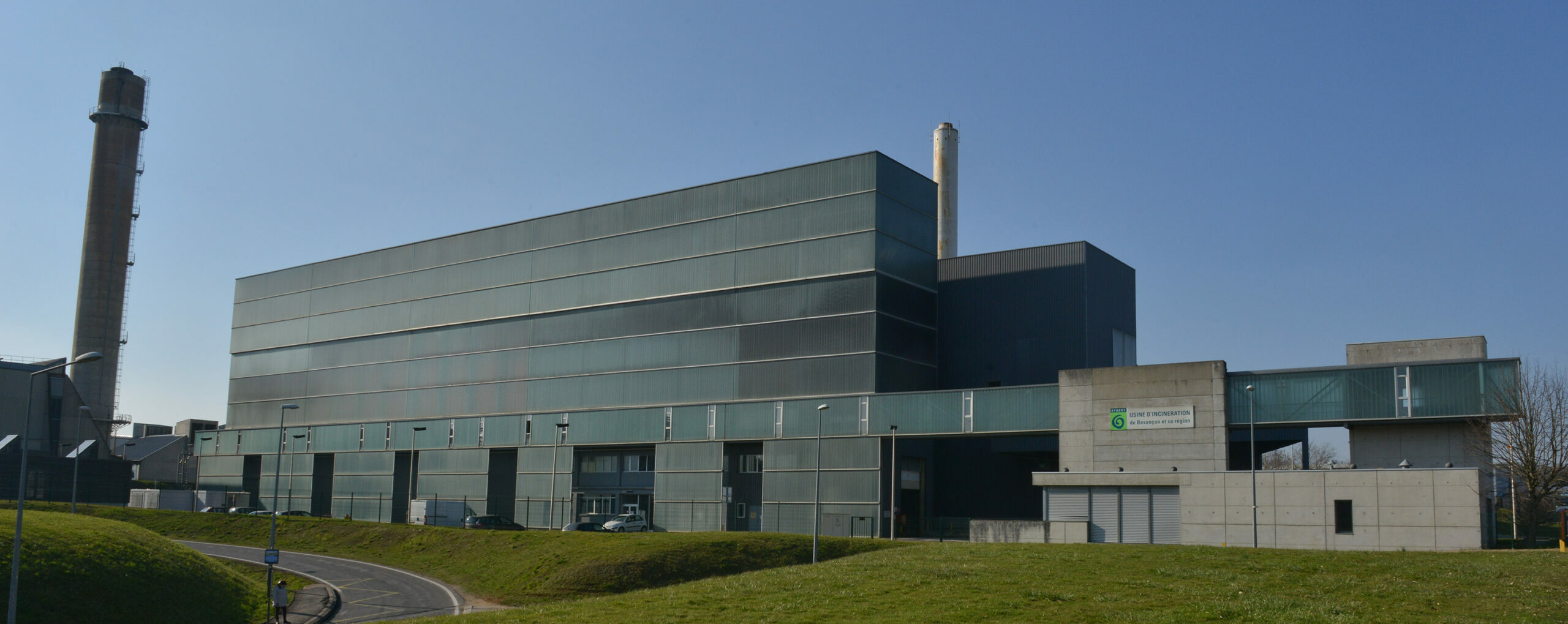 Unité de valorisation énergétique (UVE) du SYBERT à Besançon, lors d'une belle journée.